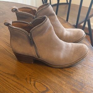 Lucky Brand Taupe Bartalino Suede Zipper Accent Ankle Booties. Women Size 6.5